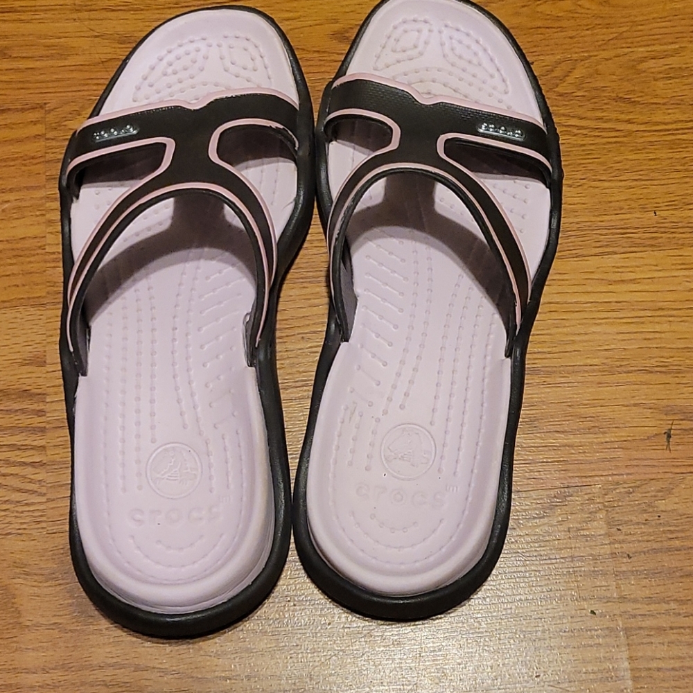 W8 Crocs